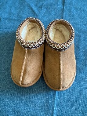 UGG Chestnut/Tan Lightweight Rubber Sole Boots